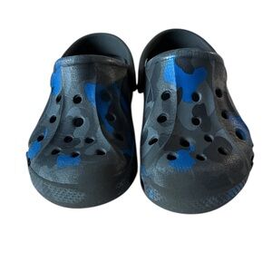 Crocs Classic Camo Gray & Blue – Kids Size 11
